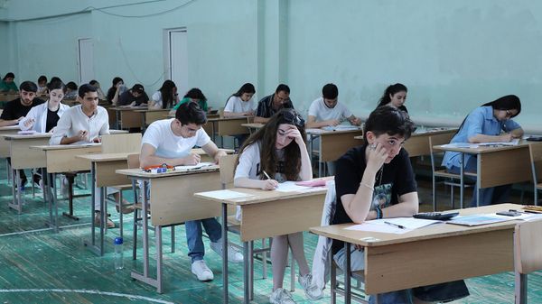 Выпускники во время единого экзамена по химии (11 июня 2024). Еревaн - Sputnik Армения