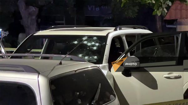 Сотрудники правоохранительных органов на месте убийства криминального авторитета Сергея Григоряна (Фаз).  - Sputnik Армения