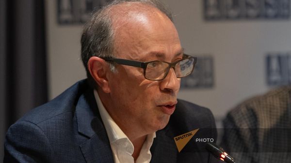 Ара Айвазян во время международного круглого стола на тему Внешнеполитические приоритеты России и Армении на постсоветском пространстве: СНГ, ЕАЭС и ОДКБ (12 июня 2024). Еревaн - Sputnik Армения