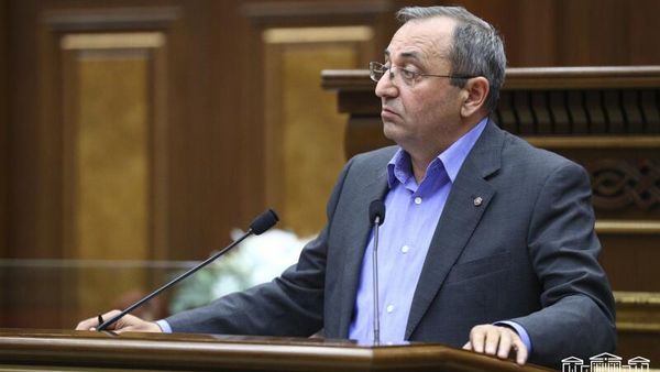 Депутат Арцвик Минасян во время очередного заседания в НС Армении (12 июня 2024). Еревaн - Sputnik Армения