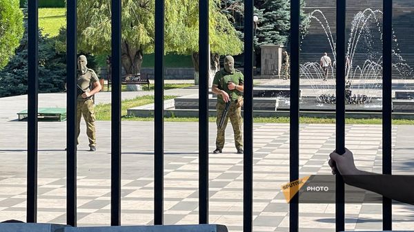 Сотрудники правоохранительных органов оцепили здание Национального собрания Армении (12 июня 2024). Еревaн - Sputnik Армения