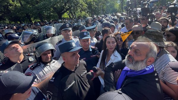 Архиепископ Баграт Галстанян на митинге (12 июня 2024). Еревaн - Sputnik Армения