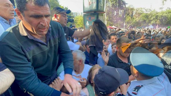 Участники митинга во главе с архиепископом Багратом Галстаняном во время потасовки с полицией (12 июня 2024). Еревaн - Sputnik Армения