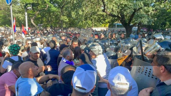 Участники митинга во главе с архиепископом Багратом Галстаняном во время потасовки с полицией (12 июня 2024). Еревaн - Sputnik Армения