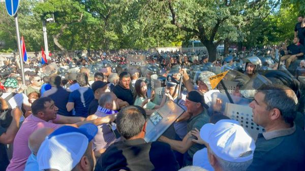 Участники митинга во главе с архиепископом Багратом Галстаняном во время потасовки с полицией (12 июня 2024). Еревaн - Sputnik Армения