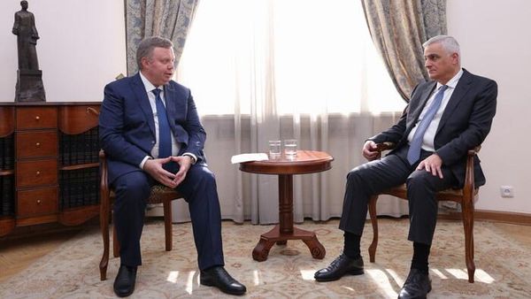 Вице-премьер Мгер Григорян принял первого заместителя гендиректора Росатома, директора блока развития и международного бизнеса Кирилла Комарова (13 июня 2024). Еревaн - Sputnik Армения