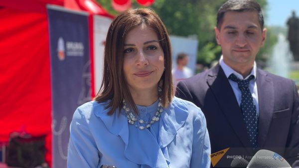 Акция по сдаче крови под открытым небом в Аллее хачкаров (14 июня 2024). Еревaн - Sputnik Армения