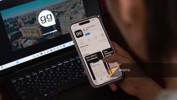 Девушка скачивает приложение GG на смартфон - Sputnik Армения