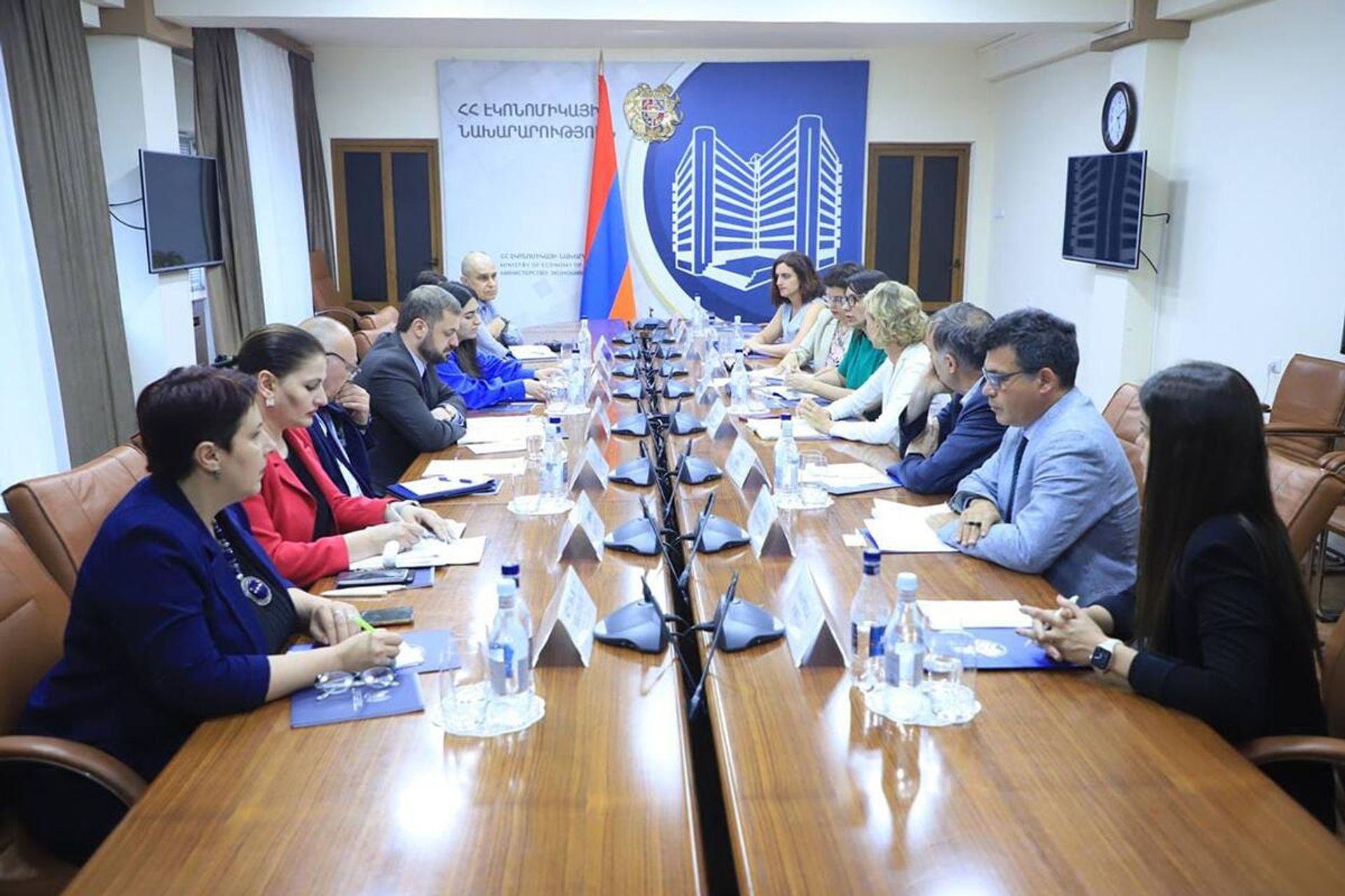 Министр экономики Геворк Папоян принял миссию Всемирного банка и Европейского Союза (14 июня 2024). Еревaн - Sputnik Արմենիա, 1920, 15.06.2024