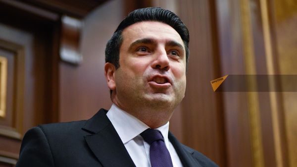Ален Симонян на созыве внеочередного заседания парламента с посланием об отставке правительства (17 июня 2024). Еревaн - Sputnik Армения