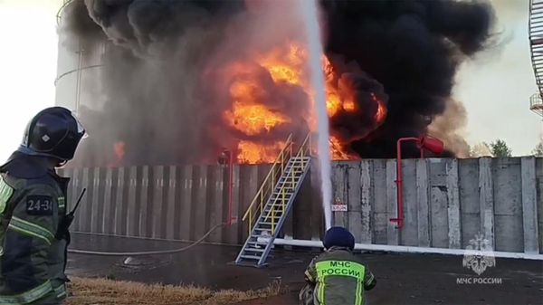 Пожарные тушат резервуар с нефтепродуктами в Азовском районе горит Ростовской области - Sputnik Армения