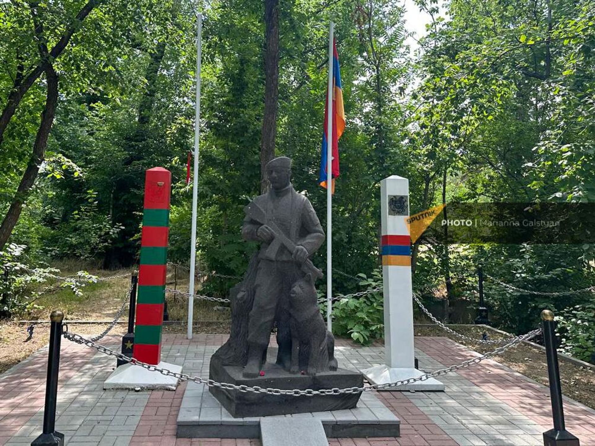 Сорванные флаг и герб РФ на памятнике пограничникам в парке Победы (18 июня 2024). Еревaн - Sputnik Армения, 1920, 18.06.2024