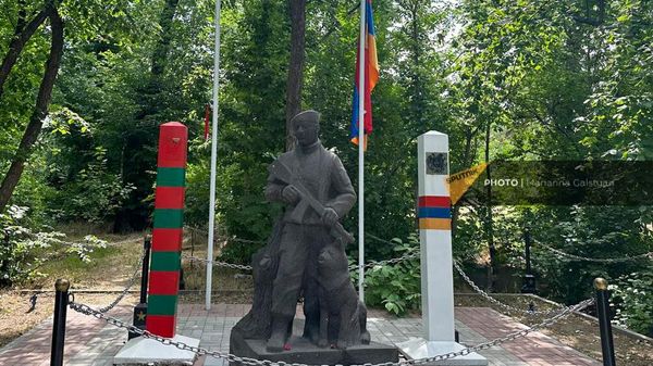 Сорванные флаг и герб РФ на памятнике пограничникам в парке Победы (18 июня 2024). Еревaн - Sputnik Армения
