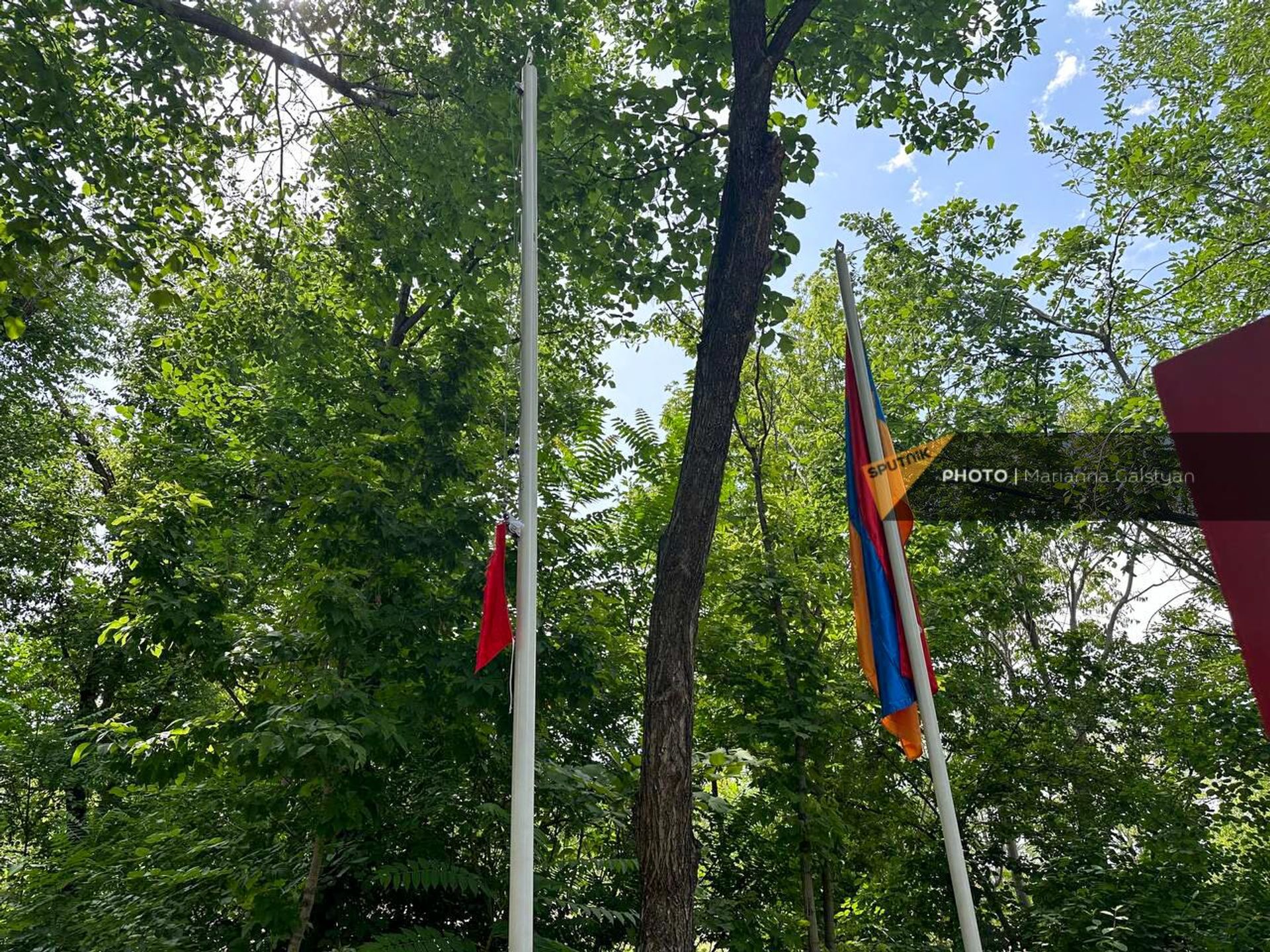 Сорванные флаг и герб РФ на памятнике пограничникам в парке Победы (18 июня 2024). Еревaн - Sputnik Արմենիա, 1920, 18.06.2024