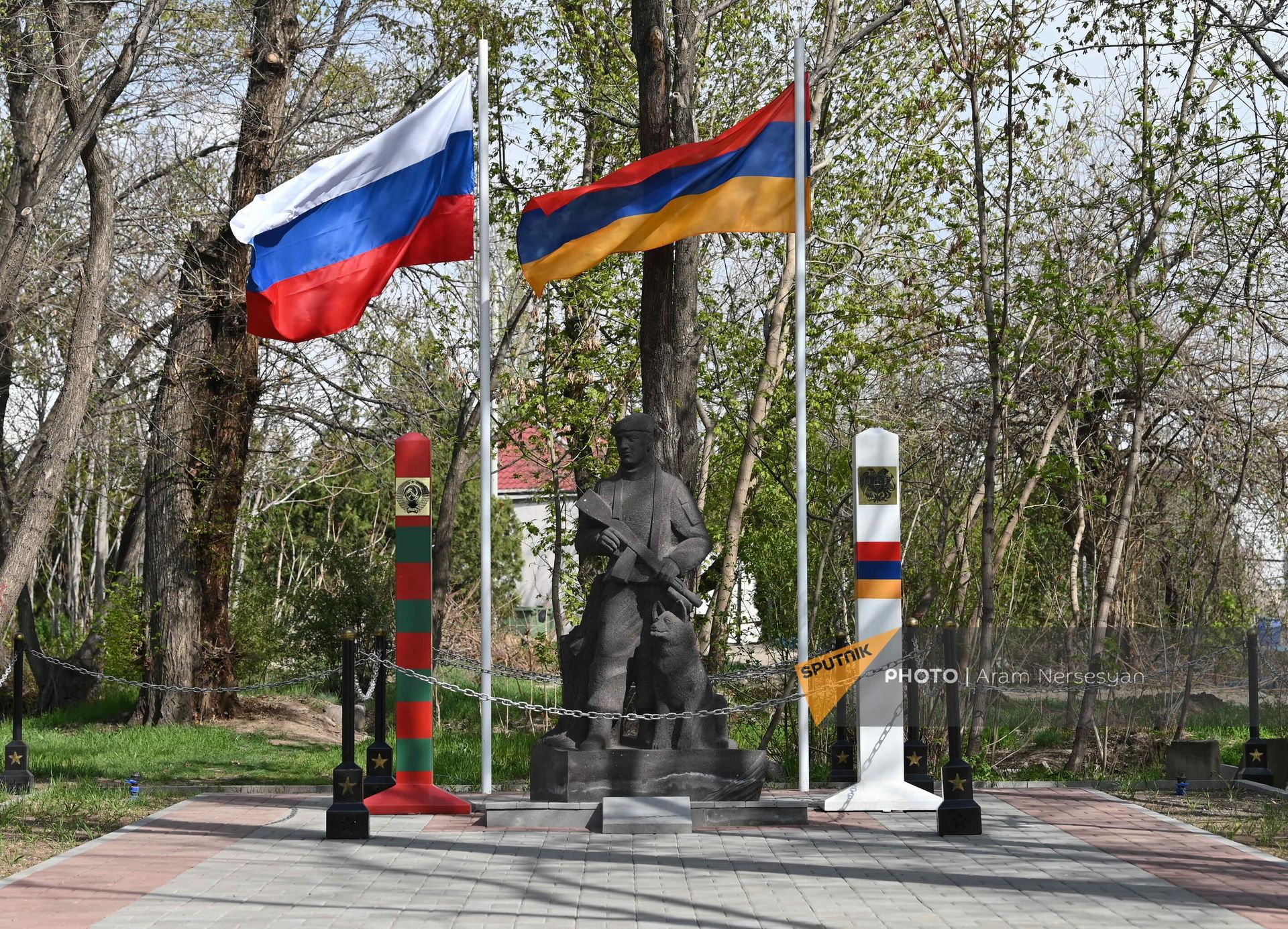Флаги Армении и России на аллее Пограничной славы России в парке Победы в Ереване - Sputnik Армения, 1920, 18.06.2024