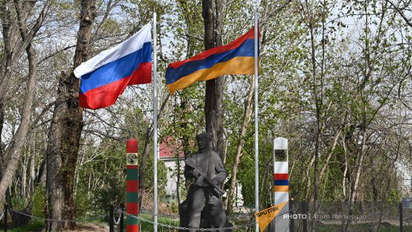Флаги Армении и России на аллее Пограничной славы России в парке Победы в Ереване - Sputnik Արմենիա