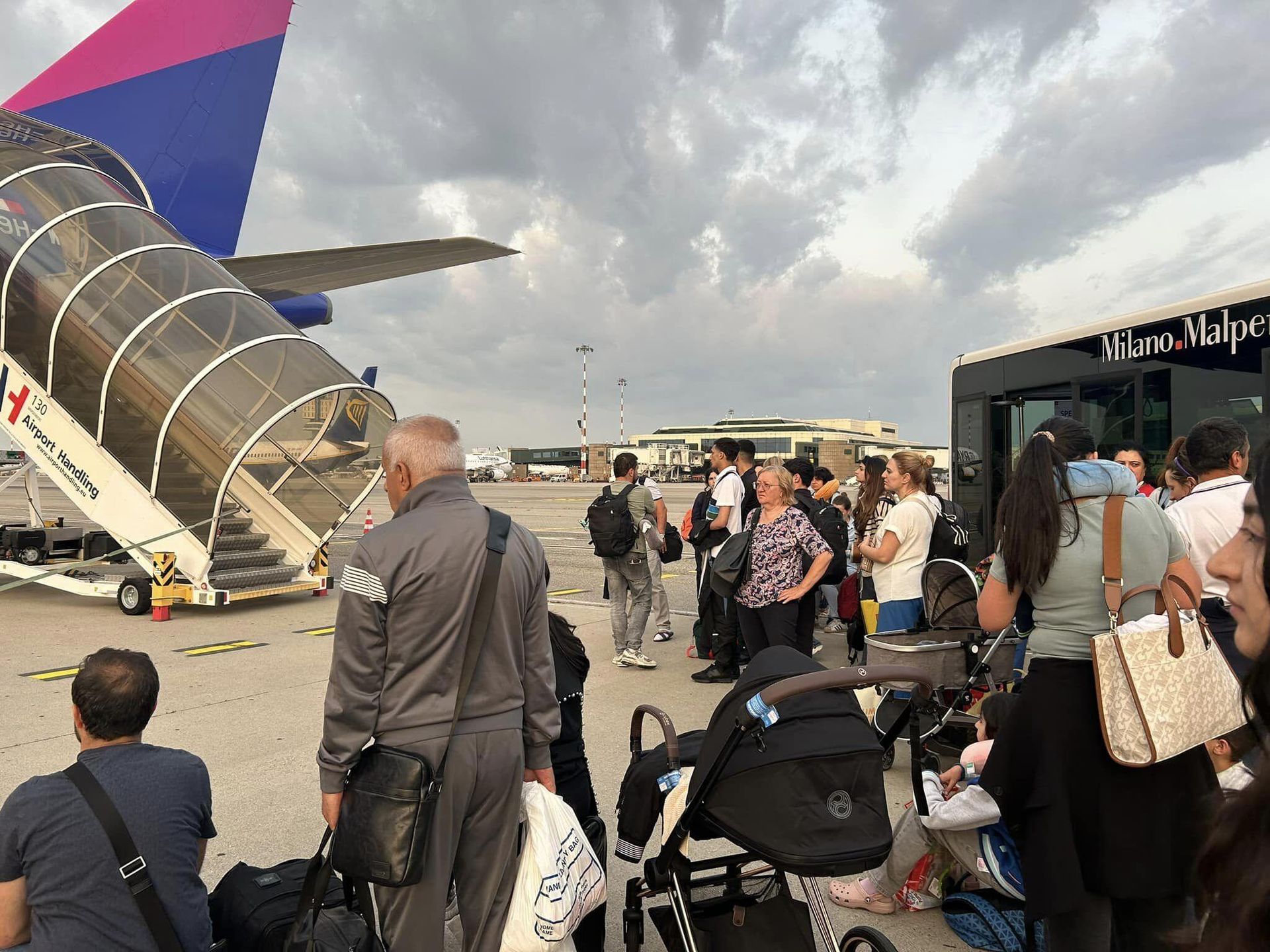 Пассажиры из Армении после отмены рейса Wizzair (19 июня 2024). Милан - Sputnik Армения, 1920, 19.06.2024