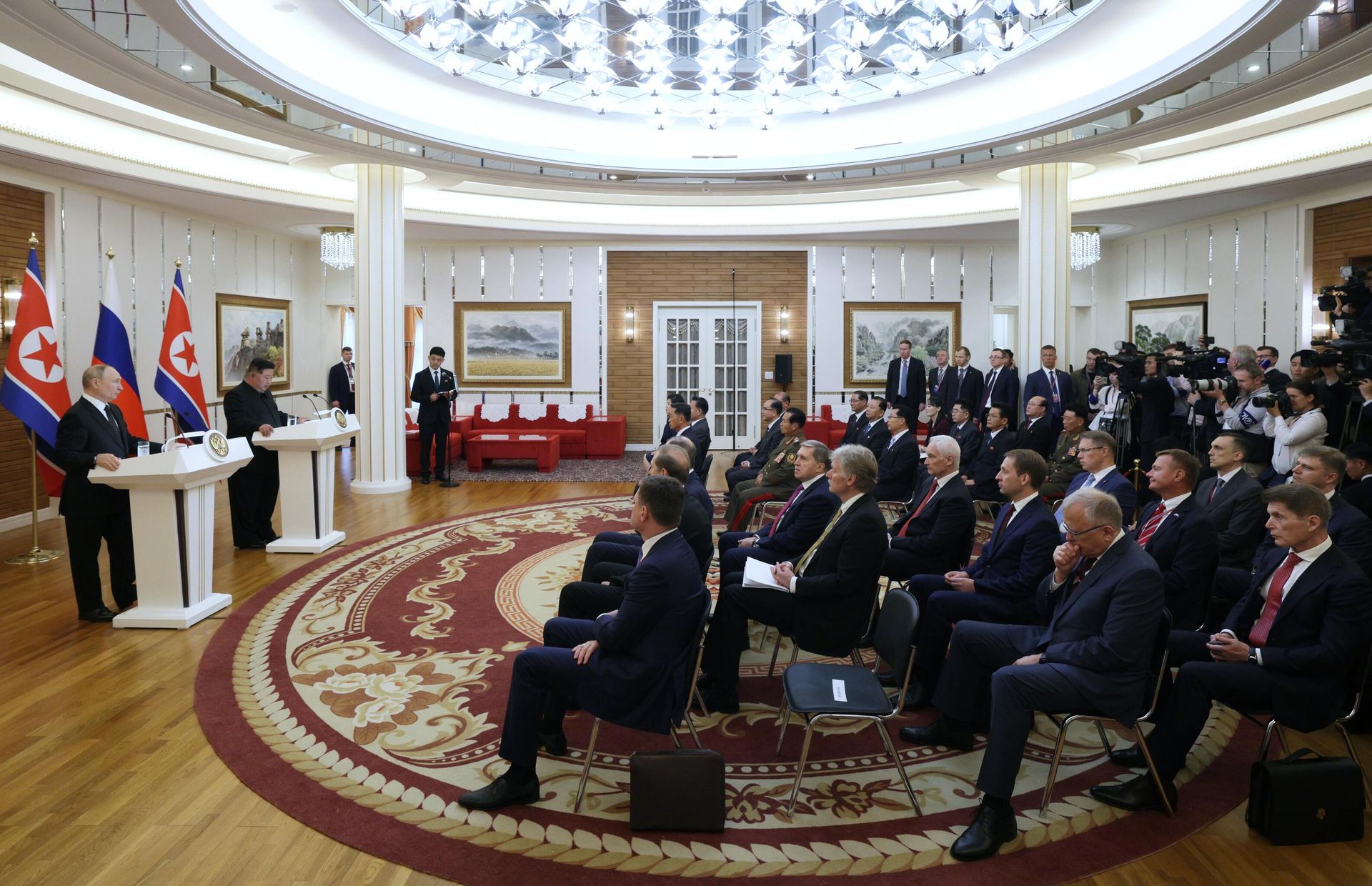 Президент РФ Владимир Путин и председатель государственных дел Корейской Народно-Демократической Республики Ким Чен Ын делают заявление для СМИ по итогам российско-корейских переговоров (19 июня 2024). Пхеньян - Sputnik Армения, 1920, 19.06.2024