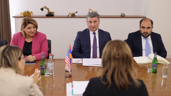 Министр ТУИ Гнел Саносян принял делегацию, возглавляемую специальным представителем Госдепартамента США по вопросам торговли и бизнеса Сарой Моргентау (19 июня 2024). Еревaн - Sputnik Армения