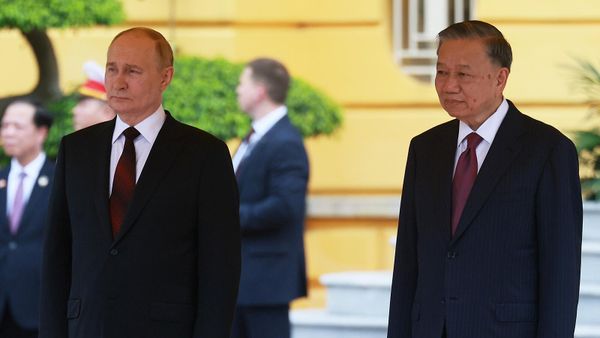 Президенты России и Вьетнама Владимир Путин и То Лам на церемонии официальной встречи на площади у Президентского дворца (20 июня 2024). Ханой - Sputnik Армения