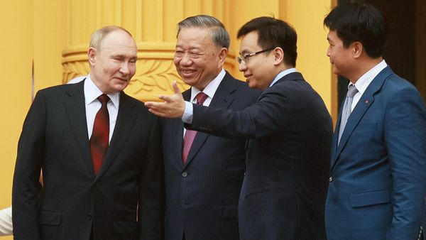 Президенты России и Вьетнама Владимир Путин и То Лам на церемонии официальной встречи на площади у Президентского дворца (20 июня 2024). Ханой - Sputnik Армения