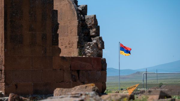 Храм Ереруйк находится всего в нескольких метрах от армяно-турецкой границы - Sputnik Армения