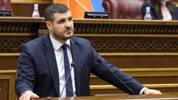 Арман Егоян во время парламентских слушаний о вынесении вопроса о подаче РА заявки на членство в ЕС на референдум (21 июня 2024). Еревaн - Sputnik Армения