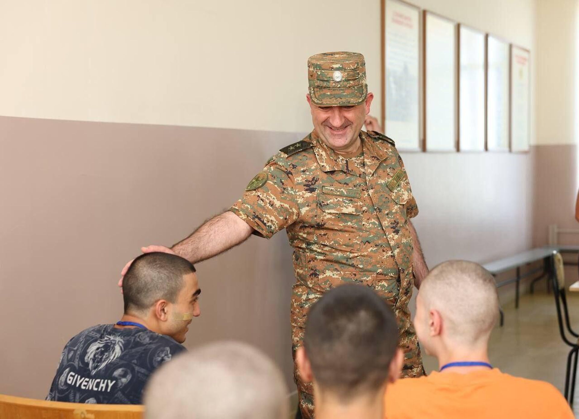 Первый замминистра обороны, начальник ГШ ВС генерал-лейтенант Эдвард Асрян посетил центральный сборный пункт МО в связи с началом летнего призыва Первый замминистра обороны, начальник ГШ ВС генерал-лейтенант Эдвард Асрян посетил центральный сборный пункт МО в связи с началом летнего призыва - Sputnik Армения, 1920, 24.06.2024