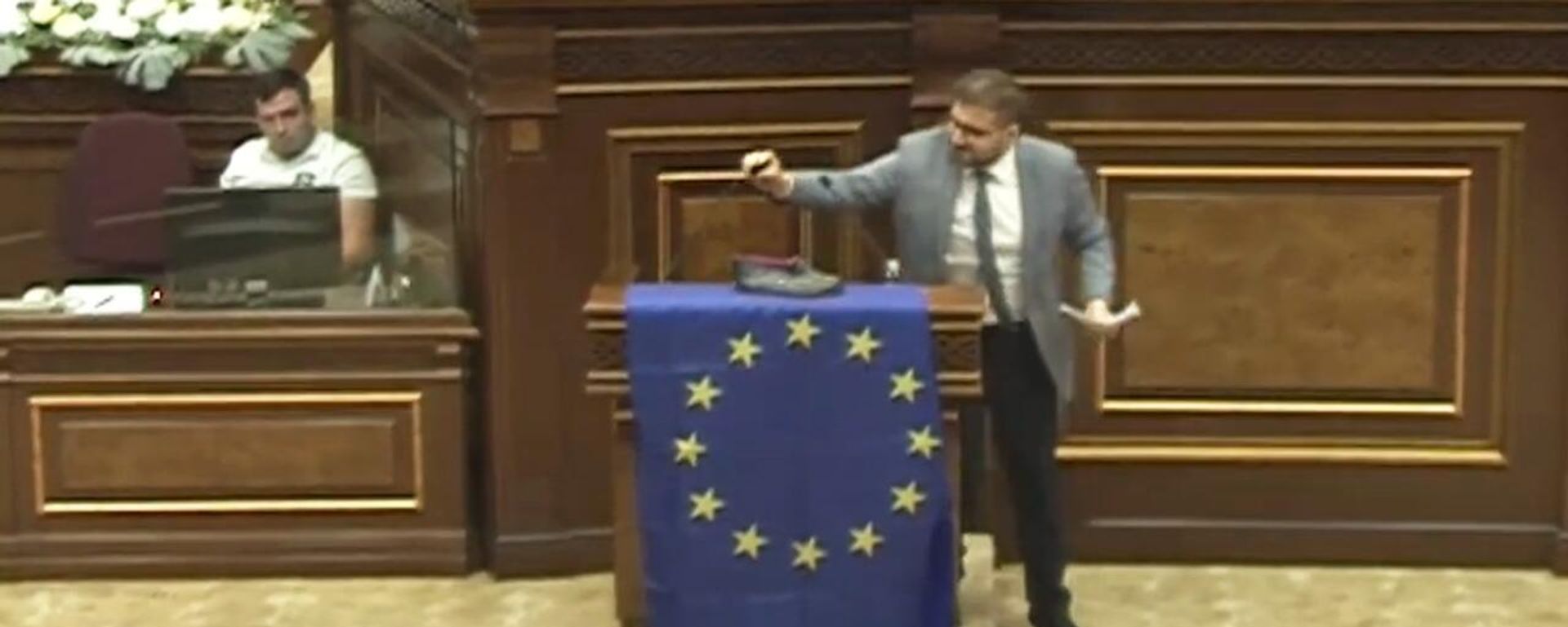 Арман Бабаджанян во время парламентских слушаний о вынесении вопроса о подаче РА заявки на членство в ЕС на референдум (21 июня 2024). Еревaн - Sputnik Армения, 1920, 25.06.2024