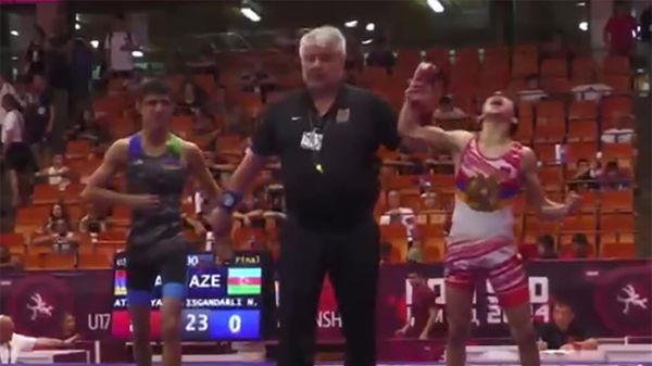 Марат Аджемян (48 kg) досрочно побеждает азербайджанца Нижата Исгандарли - Sputnik Армения