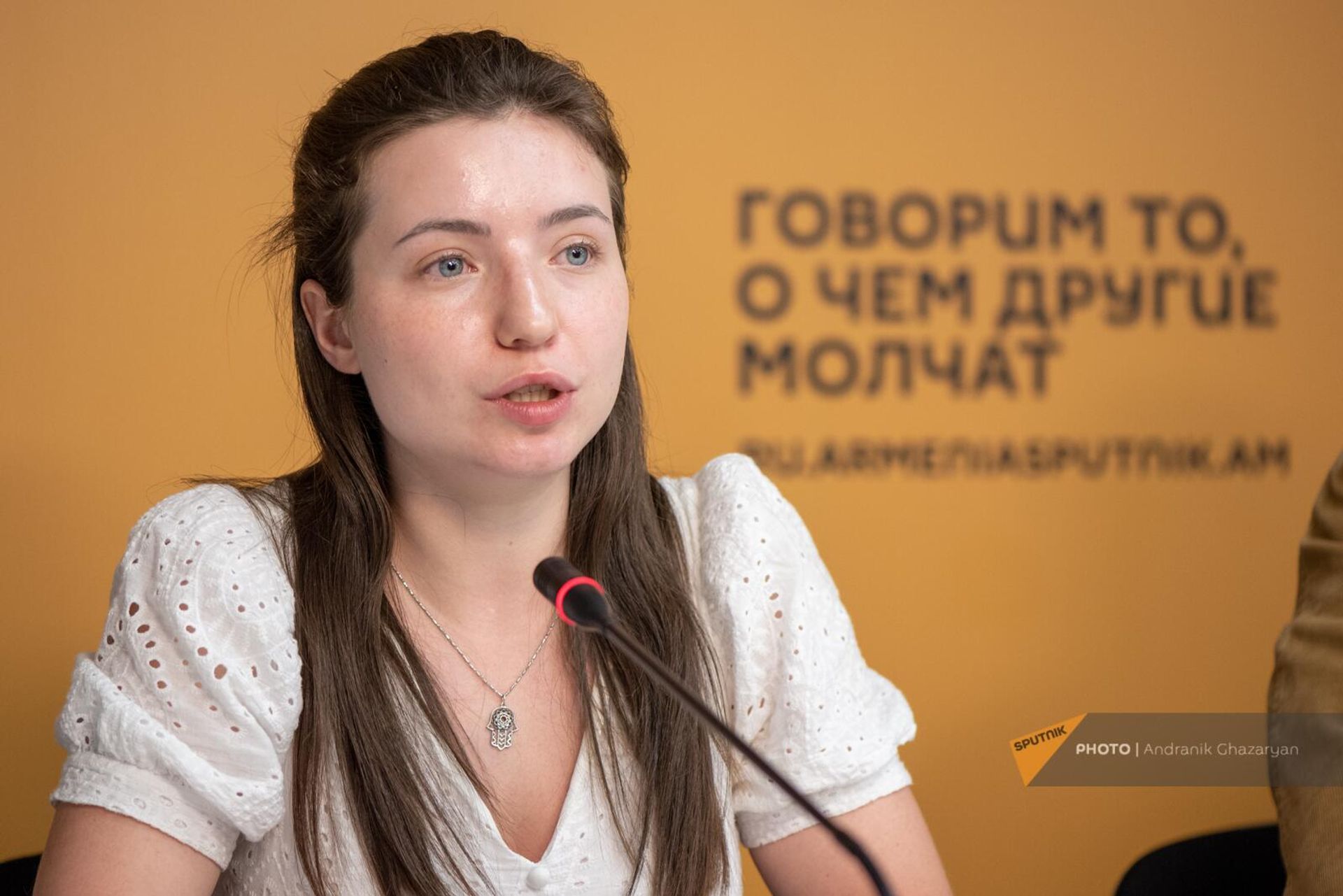 Ведущая эксперт АНО Русская Гуманитарная Миссия Виктория Билоусова на пресс-конференции, посвященной работе Миссии в Армении (28 июня 2024). Еревaн Ведущая эксперт АНО Русская Гуманитарная Миссия Виктория Билоусова на пресс-конференции, посвященной работе Миссии в Армении (28 июня 2024). Еревaн - Sputnik Армения, 1920, 28.06.2024