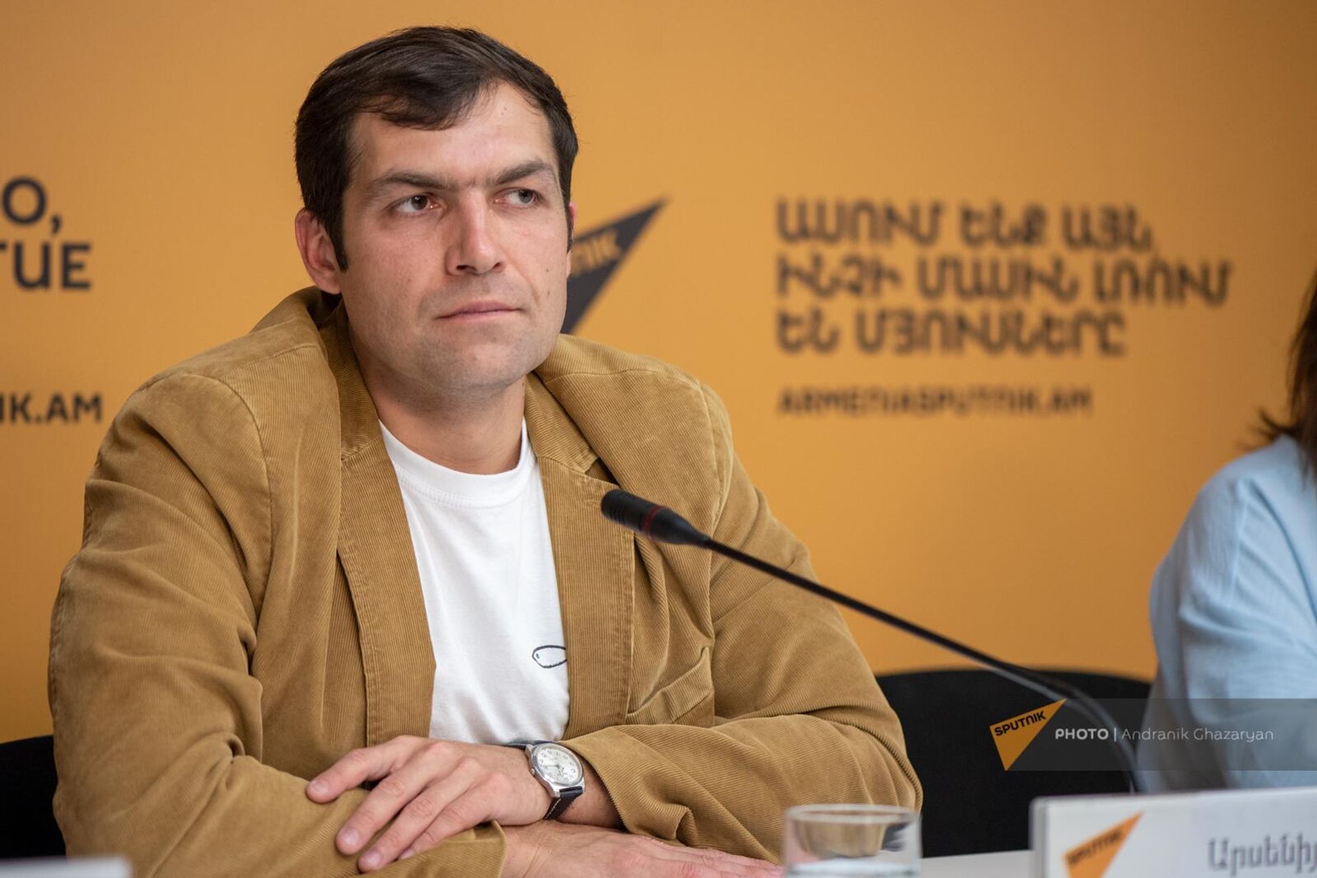 Ведущий эксперт АНО Русская Гуманитарная Миссия Арсений Пронин на пресс-конференции, посвященной работе Миссии в Армении (28 июня 2024). Еревaн Ведущий эксперт АНО Русская Гуманитарная Миссия Арсений Пронин на пресс-конференции, посвященной работе Миссии в Армении (28 июня 2024). Еревaн - Sputnik Армения, 1920, 28.06.2024