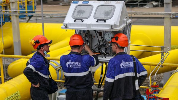 Обслуживание дистанционного датчика давления сырьевого газа перед измерительными линиями коммерческих узлов учета на Амурском ГПЗ - Sputnik Армения