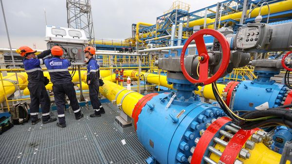 Обслуживание дистанционного датчика давления сырьевого газа перед измерительными линиями коммерческих узлов учета на Амурском ГПЗ - Sputnik Армения