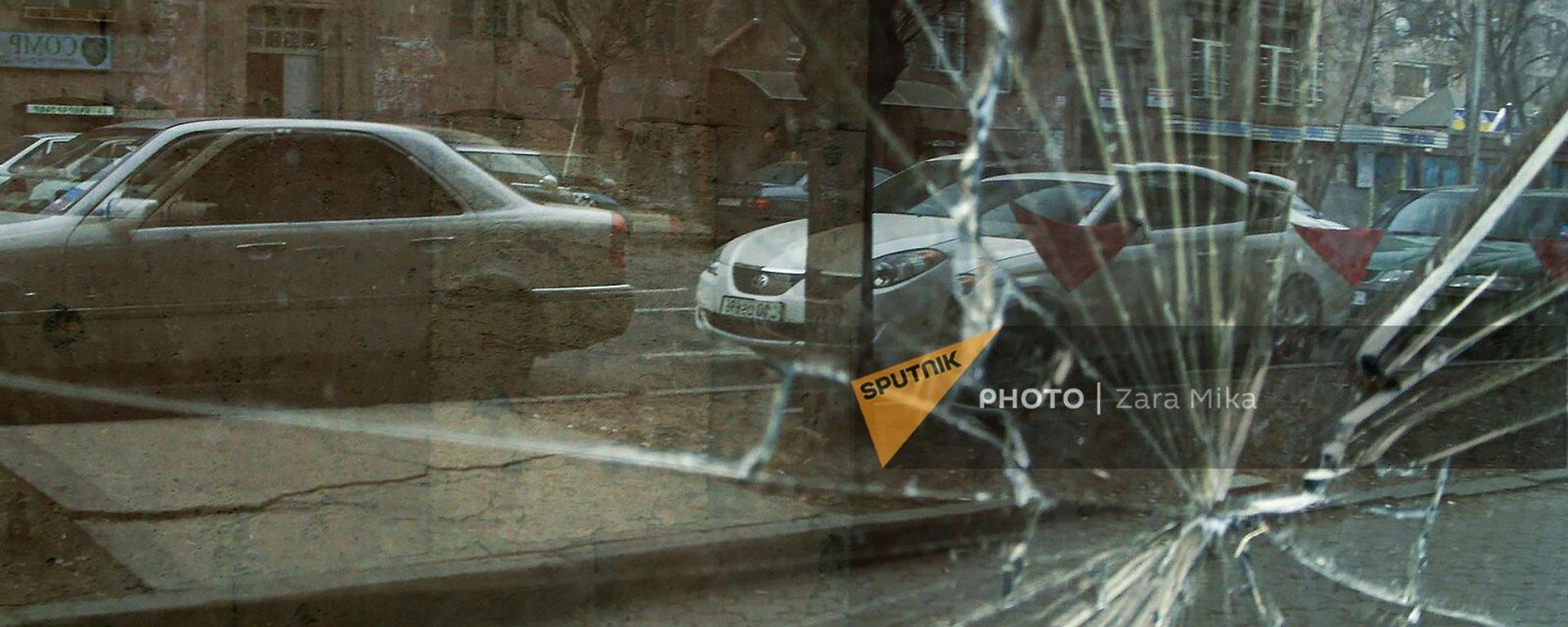 Разбитое стекло на улице - Sputnik Армения, 1920, 30.06.2021