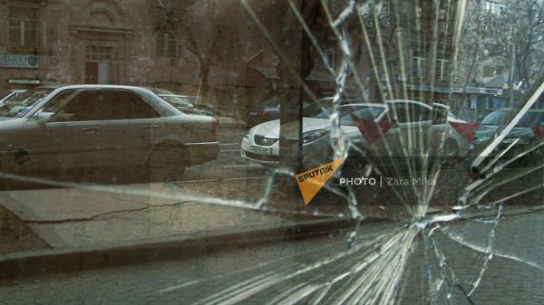 Разбитое стекло на улице - Sputnik Армения