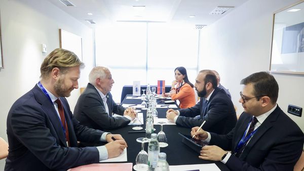 Министр иностранных дел Арарат Мирзоян встретился с вице-президентом Европейской комиссии, высоким представителем Совета министров ЕС Жозепом Боррелем (29 июня 2024). Дубровник - Sputnik Армения