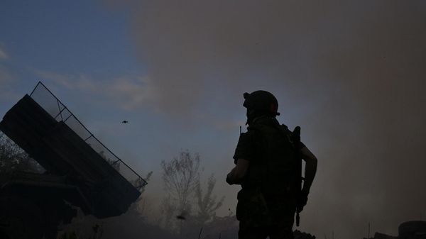 Военнослужащий реактивной артиллерии 85-й отдельной мотострелковой бригады 2-го армейского корпуса ВС РФ покидает позицию после стрельбы из РСЗО 9К55 Град-1 на Артемовском направлении в зоне проведения СВО - Sputnik Армения