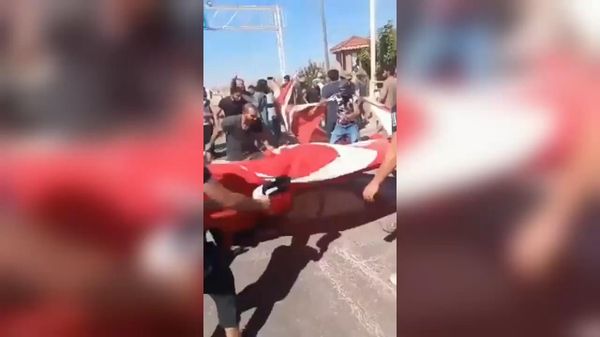 Турецкий флаг на таможенном посту Баб-эс-Саламе был снят и разорван сирийцами - Sputnik Армения