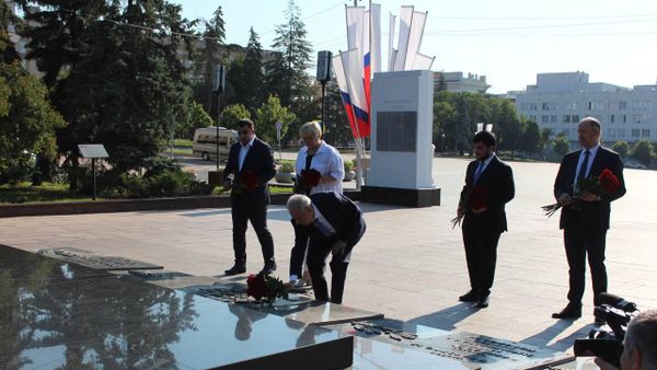 Հայաստանի դեսպանը ծաղիկներ է խոնարհել Բելգորոդի «Անմար կրակի» մոտ - Sputnik Արմենիա