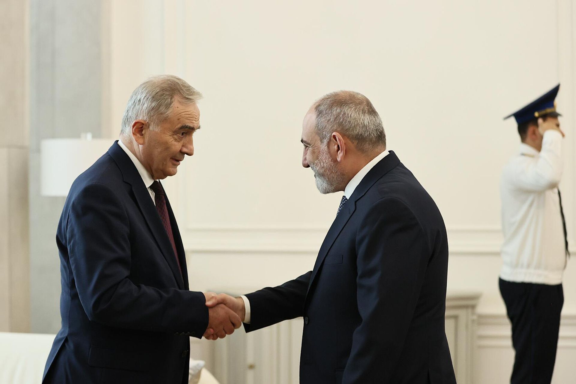 Премьер-министр Никол Пашинян принял генерального секретаря Организации Черноморского экономического сотрудничества Лазара Комэнеску (1 июля 2024). Еревaн - Sputnik Արմենիա, 1920, 01.07.2024