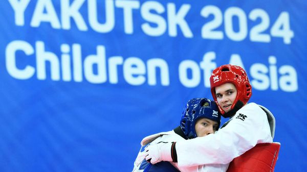 Спортсмены Егор Цуканов и Даниэль Пономарев в поединке за третье место в весовой категории свыше 73 кг в соревнованиях по тхэквондо на международных спортивных играх Дети Азии (28 июня 2024). Якутск - Sputnik Армения