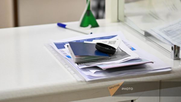 Рабочий час в отделе Кентрон-1 службы миграции и гражданства МВД РА - Sputnik Армения
