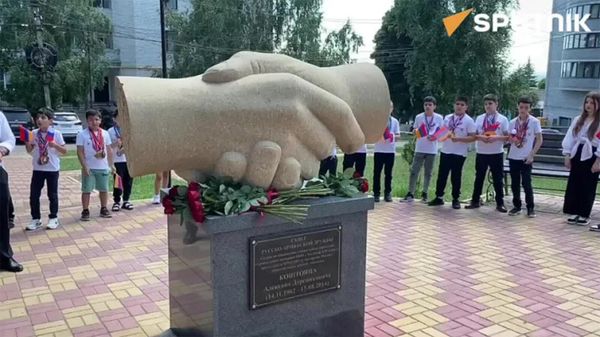 Посол Армении посадил голубую ель в сквере русско-армянской дружбы в Курске - Sputnik Армения