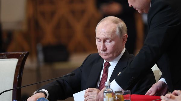 Президент РФ Владимир Путин во время подписания итоговых документов на заседании Совета глав государств-членов ШОС (4 июля 2024). Астана - Sputnik Армения