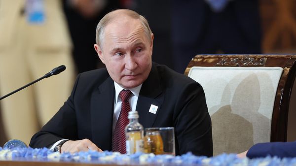 Президент РФ Владимир Путин во время подписания итоговых документов на заседании Совета глав государств-членов ШОС (4 июля 2024). Астана - Sputnik Армения