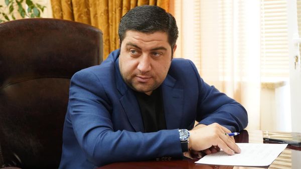 Глава административного района Арабкир Арам Азатян во время встречи с жителями района (27 июня 2024). Еревaн - Sputnik Армения