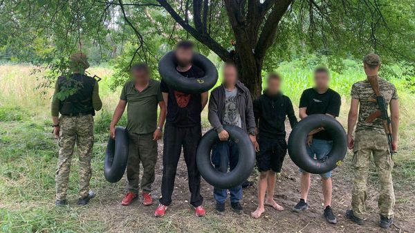 Задержаны четверо украинцев пытались переплыть на надувных камерах от автошин реку Тису в Закарпатье - Sputnik Армения