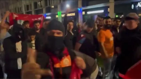 Турецкие футбольные фанаты устроили дебош в Германии после поражения своей сборной на Евро-2024 - Sputnik Армения