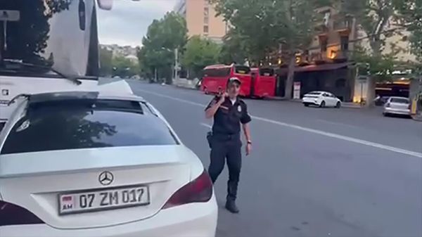 Автомобиль Mercedes врезался в автобус Scania в Ереване - Sputnik Армения